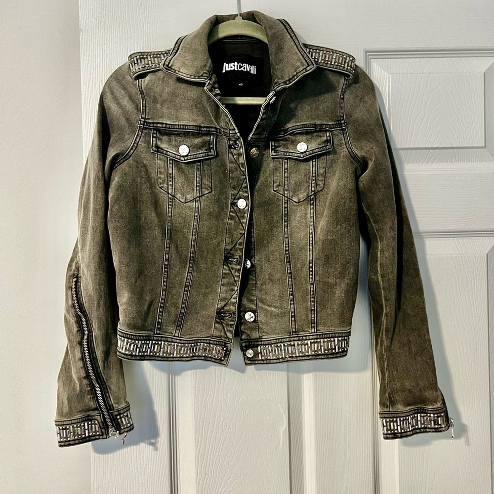Really gorgeous jeans jacket, new without tag
Roberto Cavalli